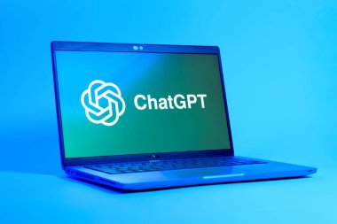 Prag, Çek Cumhuriyeti - 05: 18 2025: ChatGPT logosunu gösteren bir dizüstü bilgisayarın düşük açılı görüntüsü. ChatGPT metin üretmek ve soruları cevaplamak için bir yapay zeka sohbet robotudur..