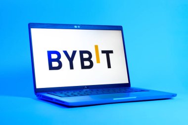 Prag, Çek Cumhuriyeti - 05: 18 2025: Bybit logosunu gösteren bir dizüstü bilgisayarın düşük açılı görüntüsü. Bybit şifreli para ve türev ticareti için bir platformdur.
