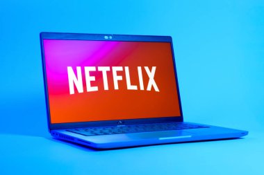 Prag, Çek Cumhuriyeti - 05: 18 2025: Netflix logosunu gösteren bir dizüstü bilgisayarın düşük açılı görüntüsü. Netflix sinema ve televizyon programları için bir yayın platformudur..