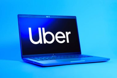 Prag, Çek Cumhuriyeti - 05: 18 2025: Uber logosunu gösteren bir dizüstü bilgisayarın düşük açılı görüntüsü. Uber ulaşım ve dağıtım hizmetleri için bir gezinti selamlama uygulaması.