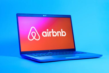 Prag, Çek Cumhuriyeti - 05: 18 2025: Airbnb logosunu gösteren bir dizüstü bilgisayarın düşük açılı görüntüsü. Airbnb dünya çapında kısa vadeli konaklama için bir platformdur..