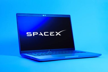 Prag, Çek Cumhuriyeti - 05: 18 2025: SpaceX logosunu gösteren bir dizüstü bilgisayarın düşük açılı görüntüsü. SpaceX uzay keşfi ve roket fırlatmaları için özel bir şirkettir..