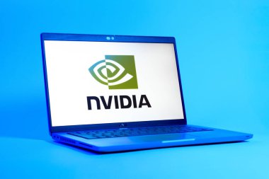 Prag, Çek Cumhuriyeti - 05: 18 2025: NVIDIA logosunu gösteren bir dizüstü bilgisayarın düşük açılı görüntüsü. NVIDIA, GPU ve yapay zeka donanımı alanında uzmanlaşmış bir teknoloji şirketidir..