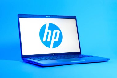 Prag, Çek Cumhuriyeti - 05: 18 2025: Hewlett-Packard logosunu gösteren bir dizüstü bilgisayarın düşük açılı görüntüsü. Hewlett-Packard bilgisayar ve yazıcı üreten bir teknoloji şirketidir..