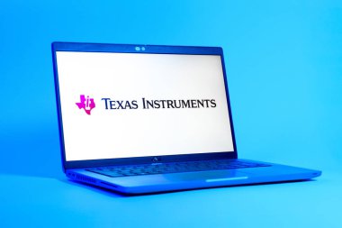 Prag, Çek Cumhuriyeti - 05: 18 2025: Texas Instruments logosunu gösteren dizüstü bilgisayarın düşük açılı görüntüsü. Texas Instruments yarı iletken ve elektronik üreten bir şirket..