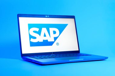 Prag, Çek Cumhuriyeti - 05: 18 2025: SAP logosunu gösteren bir dizüstü bilgisayarın düşük açılı görüntüsü. SAP, şirket uygulamaları ve çözümleri sağlayan bir yazılım şirketidir..