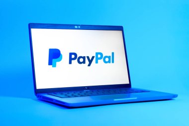 Prag, Çek Cumhuriyeti - 05: 18 2025: PayPal logosunu gösteren bir dizüstü bilgisayarın düşük açılı görüntüsü. PayPal çevrimiçi ödemeler ve para transferleri için bir platformdur.