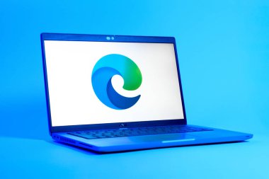 Prag, Çek Cumhuriyeti - 05: 18 2025: Sınırın logosunu gösteren bir dizüstü bilgisayarın düşük açılı görüntüsü. Edge, Microsoft tarafından Windows aygıtları için geliştirilen bir web tarayıcısıdır..