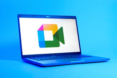Prag, Çek Cumhuriyeti - 05: 18 2025: Google Meet logosunu gösteren bir dizüstü bilgisayarın düşük açılı görüntüsü. Google Meet video toplantıları ve çevrimiçi işbirliği için bir platformdur.