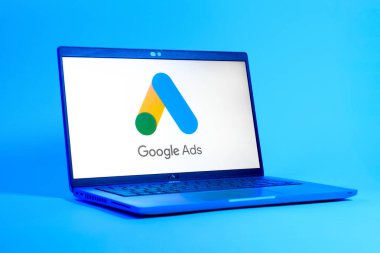 Prag, Çek Cumhuriyeti - 05: 18 2025: Google Ads logosunu gösteren bir dizüstü bilgisayarın düşük açılı görüntüsü. Google Reklamları, çevrimiçi reklamlar yaratmak ve yönetmek için bir platformdur.