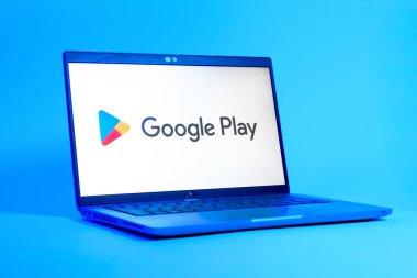 Prag, Çek Cumhuriyeti - 05: 18 2025: Google Play logosunu gösteren bir dizüstü bilgisayarın düşük açılı görüntüsü. Google Play uygulamaları, oyunları ve dijital içeriği indirmek için bir platformdur.