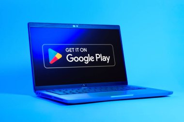 Prag, Çek Cumhuriyeti - 05: 18 2025: Google Play logosunu gösteren bir dizüstü bilgisayarın düşük açılı görüntüsü. Google Play uygulamaları, oyunları ve dijital içeriği indirmek için bir platformdur.