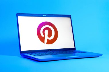 Prag, Çek Cumhuriyeti - 05: 18 2025: Pinterest logosunu gösteren bir dizüstü bilgisayarın düşük açılı görüntüsü. Pinterest fikirleri görsel olarak keşfetmek ve kaydetmek için bir platformdur..