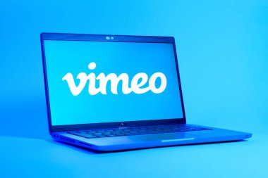 Prag, Çek Cumhuriyeti - 05: 18 2025: Vimeo logosunu gösteren bir dizüstü bilgisayarın düşük açılı görüntüsü. Vimeo, yüksek kaliteli video sunucu ve paylaşımı için bir platformdur.