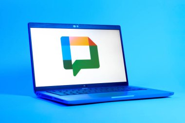 Prag, Çek Cumhuriyeti - 05: 18 2025: Google Chat logosunu gösteren bir dizüstü bilgisayarın düşük açılı görüntüsü. Google Chat mesajlaşma ve takım işbirliği için bir platformdur.