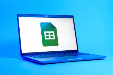 Prag, Çek Cumhuriyeti - 05: 18 2025: Google Sheets logosunu gösteren bir dizüstü bilgisayarın düşük açılı görüntüsü. Google Sayfalar tablo oluşturmak ve yönetmek için bir platformdur.