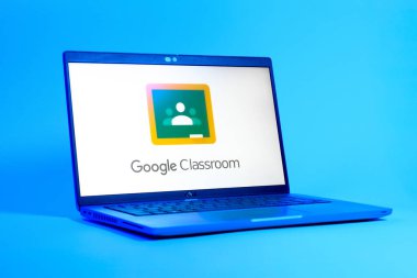 Prag, Çek Cumhuriyeti - 05: 18 2025: Google Sınıfı logosunu gösteren bir dizüstü bilgisayarın düşük açılı görüntüsü. Google Sınıfı, sınıfları ve eğitim içeriğini yönetmek için bir platformdur.