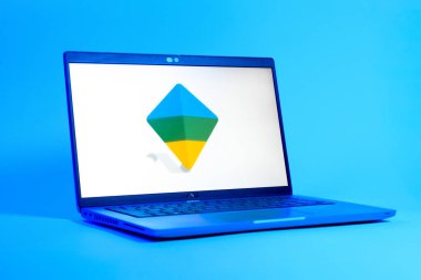 Prag, Çek Cumhuriyeti - 05: 18 2025: Google Family Link logosunu gösteren bir dizüstü bilgisayarın düşük açılı görüntüsü. Google Family Link ebeveyn denetimi ve çocuk hesabı yönetimi için bir platformdur.