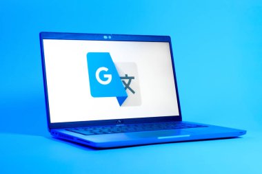 Prag, Çek Cumhuriyeti - 05: 18 2025: Google Translate logosunu gösteren bir dizüstü bilgisayarın düşük açılı görüntüsü. Google Çevirisi metni ve konuşmayı diller arası çevirmek için bir platformdur..