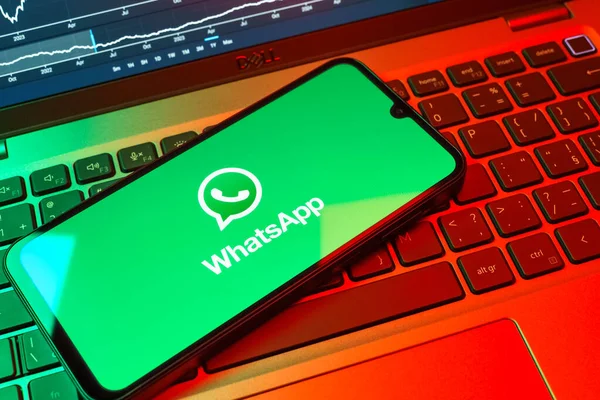 Prag, Çek Cumhuriyeti - 08 18 2025: Klavyede WhatsApp logosu gösteren bir cep telefonu. WhatsApp mesaj, çağrı ve medya göndermek için bir uygulamadır.