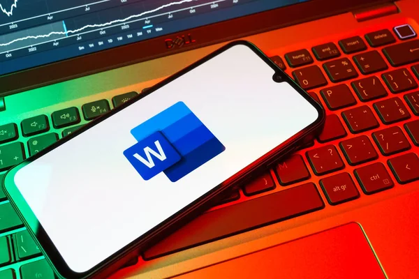 Prag, Çek Cumhuriyeti - 08 18 2025: Klavyede bir cep telefonu Word logosu sergiler. Word belge yaratmak ve düzenlemek için bir yazılımdır..