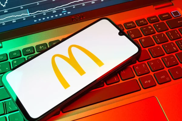 Prag, Çek Cumhuriyeti - 08 18 2025: Klavyede bir cep telefonu McDonalds logosu sergiler. McDonalds hamburger, patates kızartması ve daha fazlası sunan bir fast-food zinciri..