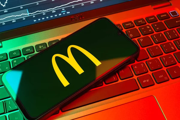 Prag, Çek Cumhuriyeti - 08 18 2025: Klavyede bir cep telefonu McDonalds logosu sergiler. McDonalds hamburger, patates kızartması ve daha fazlası sunan bir fast-food zinciri..