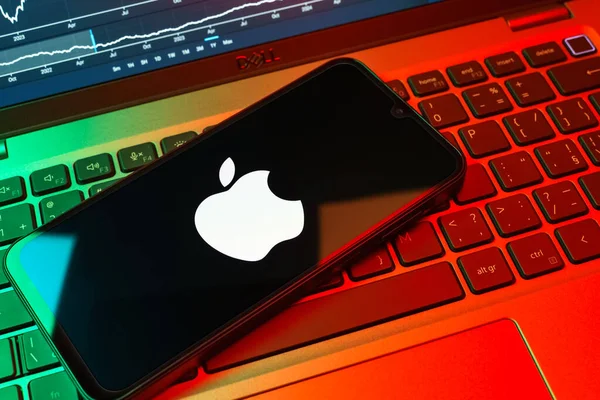 Prag, Çek Cumhuriyeti - 08 18 2025: Bir klavyede bir cep telefonu Apple logosu sergiler. Apple iPhone, bilgisayar ve hizmet üreten bir teknoloji şirketidir..