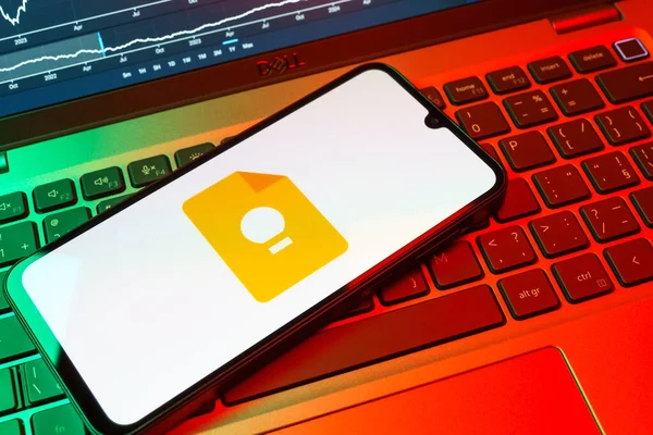 Prag, Çek Cumhuriyeti - 08 18 2025: Klavyede bir cep telefonu Google Keep logosunu gösteriyor. Google Keep notlar, listeler ve hatırlatıcılar için bir platformdur.