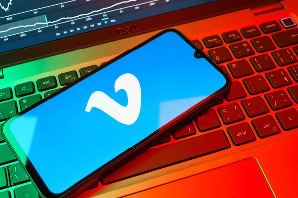 Prag, Çek Cumhuriyeti - 08 18 2025: Klavyede bir cep telefonu Vimeo logosu sergiler. Vimeo, yüksek kaliteli video sunucu ve paylaşımı için bir platformdur.