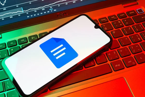 Prag, Çek Cumhuriyeti - 08 18 2025: Google Docs logosunu gösteren bir cep telefonu. Google Docs metin belgeleri oluşturmak ve düzenlemek için bir platformdur.
