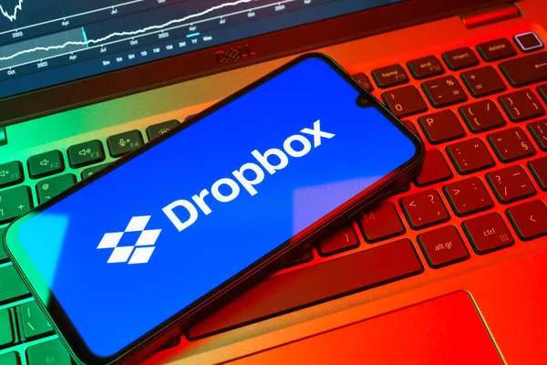 Prag, Çek Cumhuriyeti - 08 18 2025: Klavyede bir cep telefonu Dropbox logosu sergiler. Dropbox bulut depolama ve dosya paylaşımı için bir platformdur.