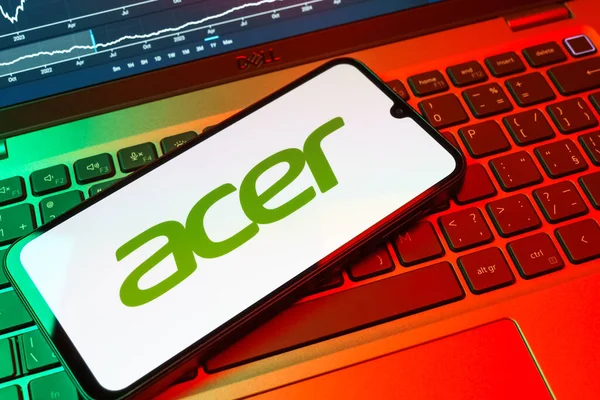 Prag, Çek Cumhuriyeti - 08 18 2025: Klavyede bir cep telefonu Acer logosunu gösterir. Acer bilgisayar ve elektronik üreten bir teknoloji şirketidir..
