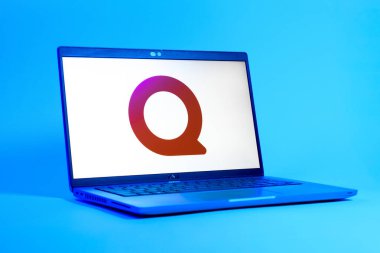 Prag, Çek Cumhuriyeti - 05: 18 2025: Quora logosunu gösteren bir dizüstü bilgisayarın düşük açılı görüntüsü. Quora soru sormak ve bilgi paylaşmak için bir platformdur..