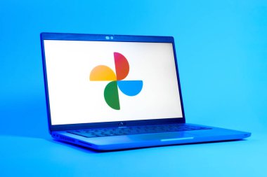 Prag, Çek Cumhuriyeti - 05: 18 2025: Google Photos logosunu gösteren bir dizüstü bilgisayarın düşük açılı görüntüsü. Google Fotoğrafları fotoğraf ve videoları saklamak ve düzenlemek için bir platformdur.