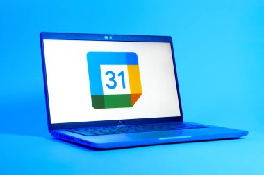 Prag, Çek Cumhuriyeti - 05: 18 2025: Google Takvim logosunu gösteren bir dizüstü bilgisayarın düşük açılı görüntüsü. Google Takvimi olayları zamanlamak ve yönetmek için bir platformdur.