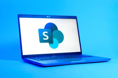 Prag, Çek Cumhuriyeti - 05: 18 2025: Microsoft Sharepoint logosunu gösteren bir dizüstü bilgisayarın düşük açılı görüntüsü. Microsoft Sharepoint işbirliği ve belge yönetimi için bir platformdur.