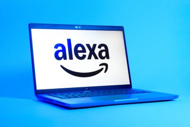 Prag, Çek Cumhuriyeti - 05: 18 2025: Alexa logosunu gösteren dizüstü bilgisayarın düşük açılı görüntüsü. Alexa akıllı aygıtlar ve servisler için ses asistanıdır.