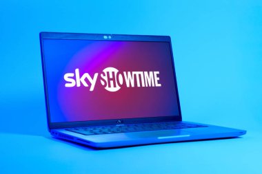 Prag, Çek Cumhuriyeti - 05: 18 2025: SkyShowtime logosunu gösteren bir dizüstü bilgisayarın düşük açılı görüntüsü. SkyShowtime, sinema ve televizyon dizileri için bir yayın platformudur..