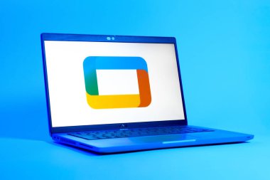 Prag, Çek Cumhuriyeti - 05: 18 2025: Google TV logosunu gösteren bir dizüstü bilgisayarın düşük açılı görüntüsü. Google TV film, program ve uygulamalar için bir platformdur..
