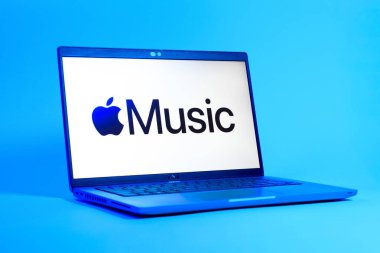 Prag, Çek Cumhuriyeti - 05: 18 2025: Apple Music logosunu gösteren bir dizüstü bilgisayarın düşük açılı görüntüsü. Apple Music müzik için bir platformdur..