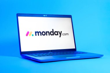 Prag, Çek Cumhuriyeti - 05: 18 2025: Monday.com logosunu gösteren bir dizüstü bilgisayarın düşük açılı görüntüsü. Monday.com proje yönetimi ve takım işbirliği için bir platformdur.