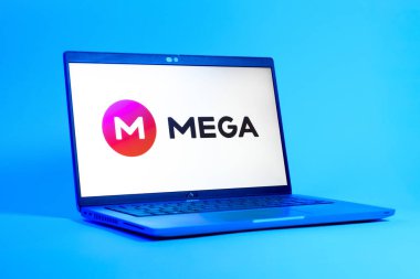 Prag, Çek Cumhuriyeti - 05: 18 2025: Mega logosunu gösteren dizüstü bilgisayarın düşük açılı görüntüsü. Mega şifreli dosya paylaşımı ile bulut depolama platformu.
