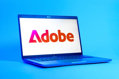 Prag, Çek Cumhuriyeti - 05: 18 2025: Adobe logosunu gösteren bir dizüstü bilgisayarın düşük açılı görüntüsü. Adobe yaratıcı araçlar ve hizmetler sunan bir yazılım şirketidir..