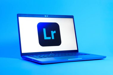 Prag, Çek Cumhuriyeti - 05: 18 2025: Lightroom logosunu gösteren bir dizüstü bilgisayarın düşük açılı görüntüsü. Lightroom fotoğraf düzenleme ve yönetim için bir yazılımdır..