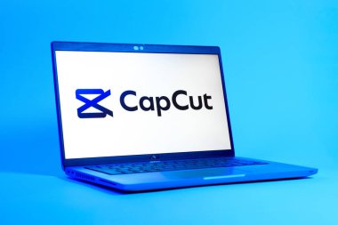 Prag, Çek Cumhuriyeti - 05: 18 2025: CapCut logosunu gösteren bir dizüstü bilgisayarın düşük açılı görüntüsü. CapCut video düzenleme ve oluşturma için bir platformdur.