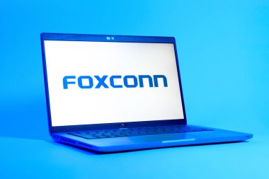Prag, Çek Cumhuriyeti - 05: 18 2025: Foxconn logosunu gösteren dizüstü bilgisayarın düşük açılı görüntüsü. Foxconn elektronik ve parça üreten bir şirket..