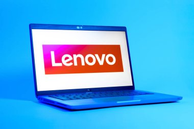 Prag, Çek Cumhuriyeti - 05: 18 2025: Lenovo logosunu gösteren bir dizüstü bilgisayarın düşük açılı görüntüsü. Lenovo bilgisayar ve elektronik üreten bir teknoloji şirketidir..
