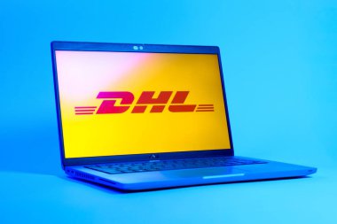 Prag, Çek Cumhuriyeti - 05: 18 2025: DHL logosunu gösteren bir dizüstü bilgisayarın düşük açılı görüntüsü. DHL uluslararası nakliye hizmeti sunan bir lojistik şirketidir..
