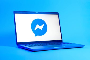 Prag, Çek Cumhuriyeti - 05: 18 2025: Haberci logosunu gösteren bir dizüstü bilgisayarın düşük açılı görüntüsü. Haberci Facebook 'ta mesajlaşma ve sohbet için bir platformdur.